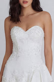 Ivory Sweetheart A-line aplikowana mini sukienka z falbanami