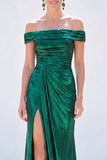 Ciemnozielona metaliczna sukienka matki panny młodej o kroju syreny z marszczonymi ramionami i rozcięciem